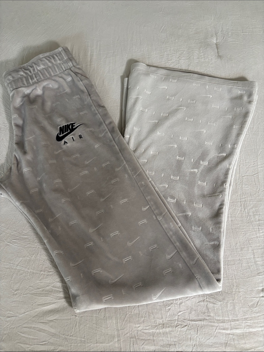 Nike Light Gray Women’s Velour Tight Fit Mid-Rise Air Embroidered Sweatpants S